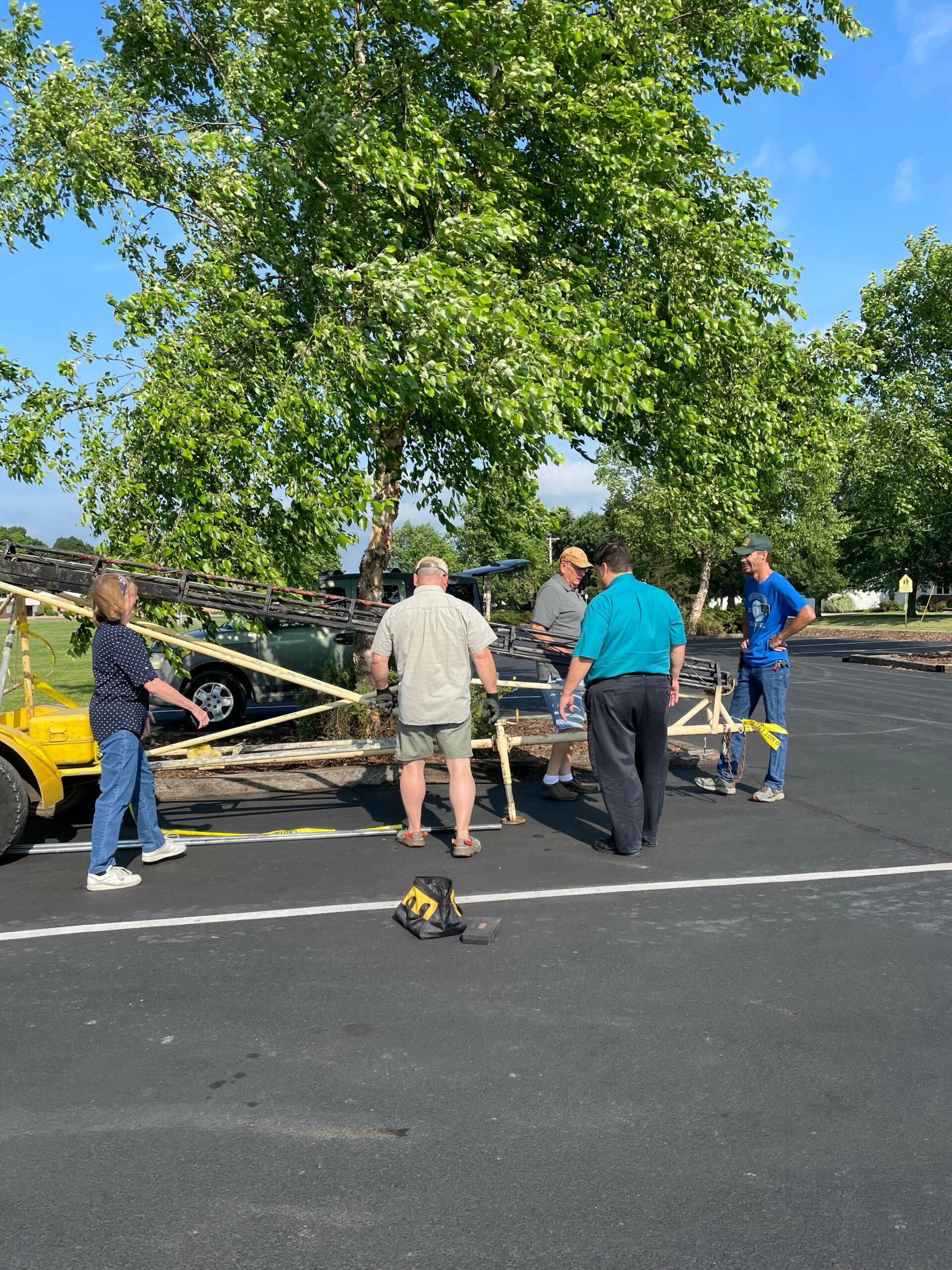 WARC members setting up prortable antenna tower for 2021 field day.